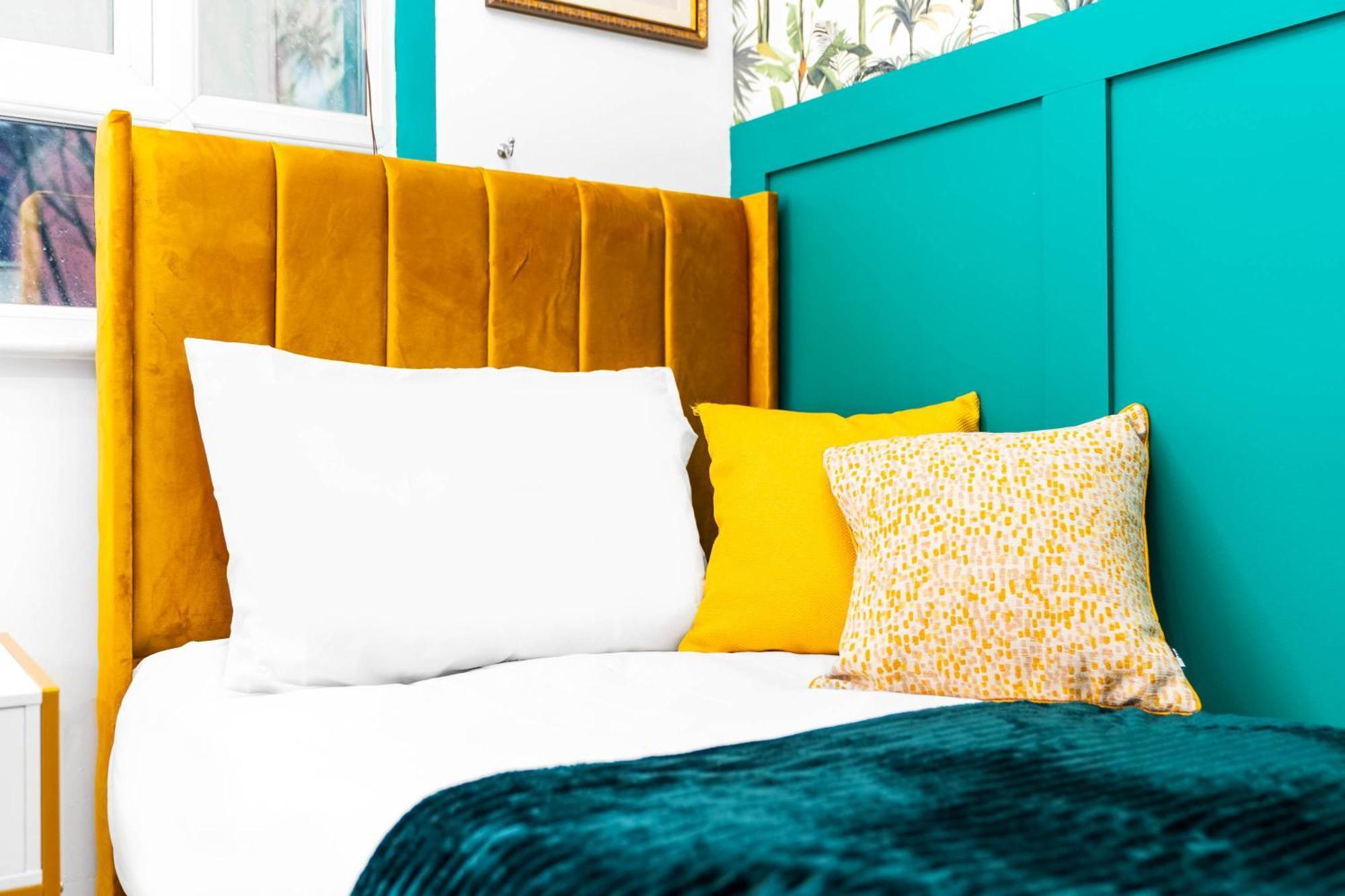 Stylish Manchester 4 Bed House W/Garden ✘ Sleeps 9 - Salford ☆ Free Parking → Smart Tvs In Every Bedroom ☆ Free Netflix & Ultra Fast Wifi ✪ 6 Min To City Centre, Close To Trafford Centre, Etihad Stadium, Manchester Arena, Clubs & More! Dış mekan fotoğraf