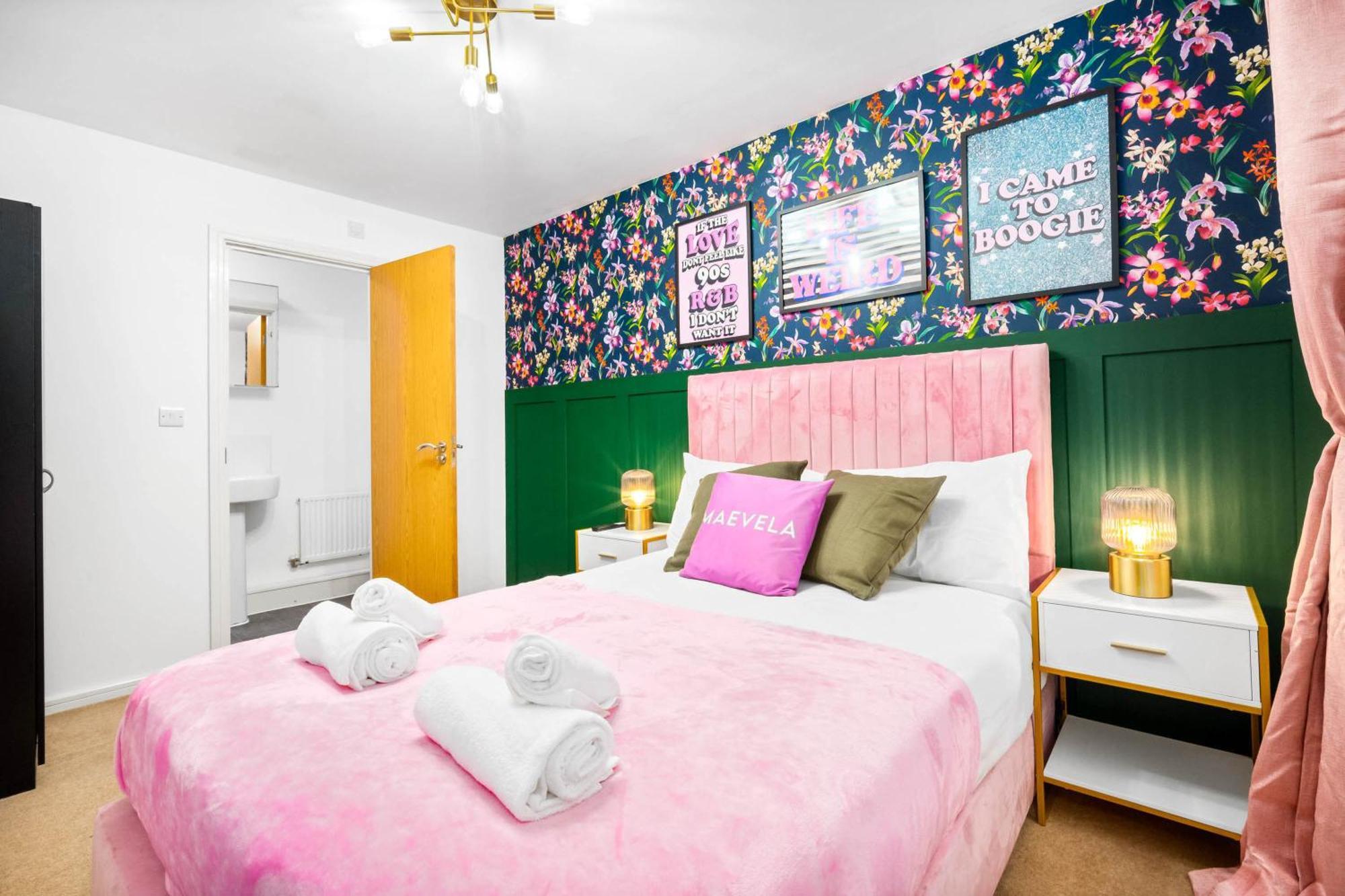 Stylish Manchester 4 Bed House W/Garden ✘ Sleeps 9 - Salford ☆ Free Parking → Smart Tvs In Every Bedroom ☆ Free Netflix & Ultra Fast Wifi ✪ 6 Min To City Centre, Close To Trafford Centre, Etihad Stadium, Manchester Arena, Clubs & More! Dış mekan fotoğraf